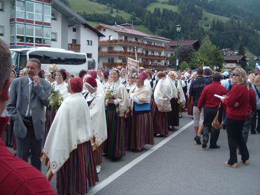 Sfilata cori a San Candido002a